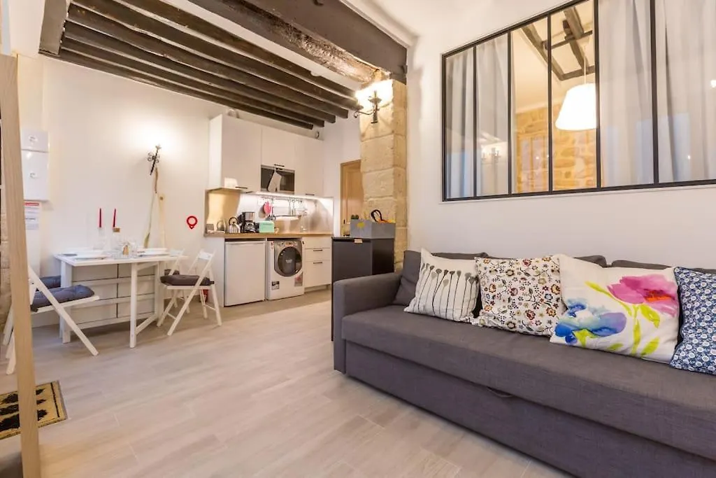 Beautiful Apartment In Louvre Museum contacts